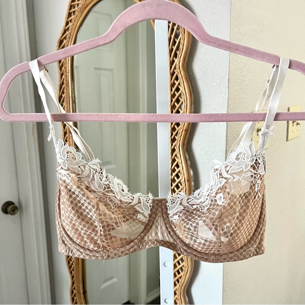 Victoria’s Secret / Beige White Embroidery Dream Angels Bra